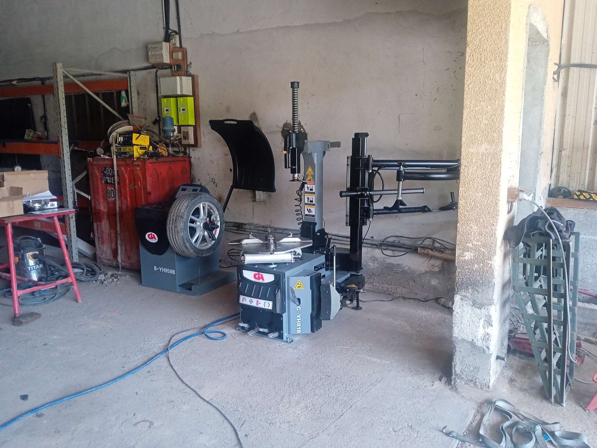atelier pgla-garage-lussan à Lussan avec machine à pneus, équilibreuse de roue et équipements de mécanique auto