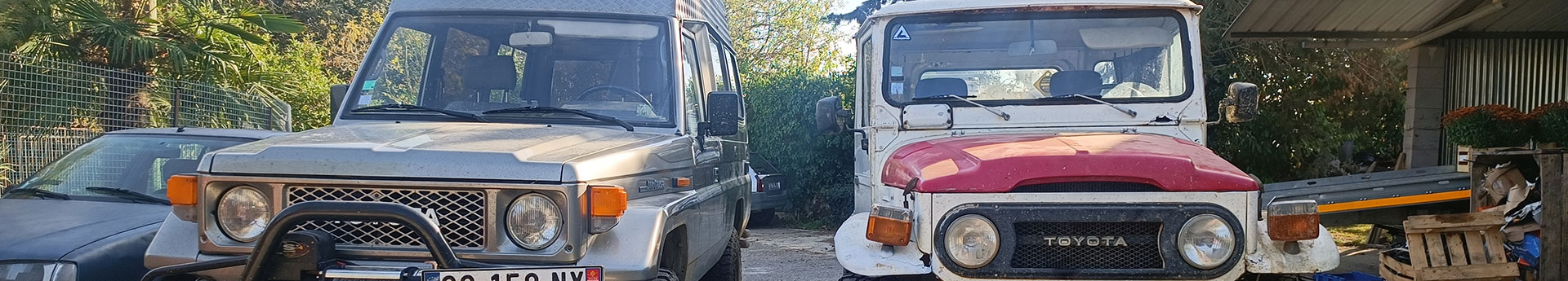 Véhicules utilitaires Toyota exposés chez pgla-garage-lussan à Lussan devant végétation et palettes