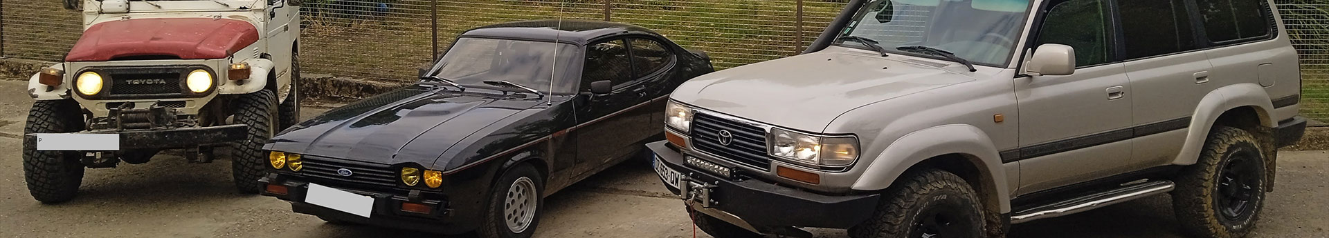 Trois voitures devant pgla-garage-lussan à Lussan, anciens modèles Toyota et Ford alignés pour une rencontre passion