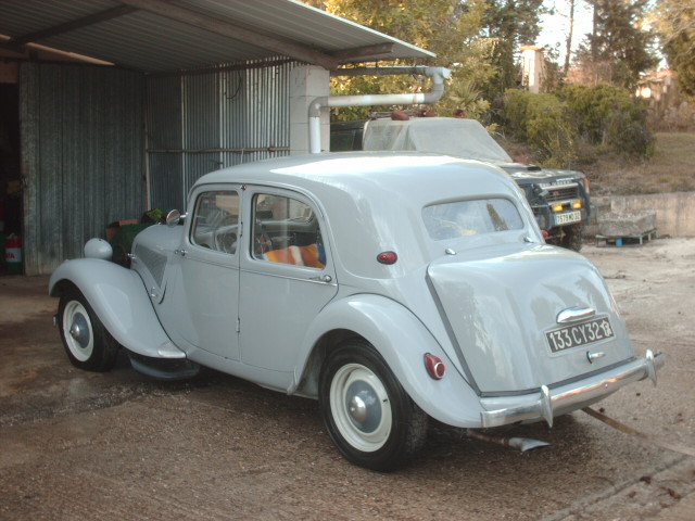 Voiture ancienne soignée chez pgla-garage-lussan à Lussan, carrosserie grise et ambiance rétro en plein air